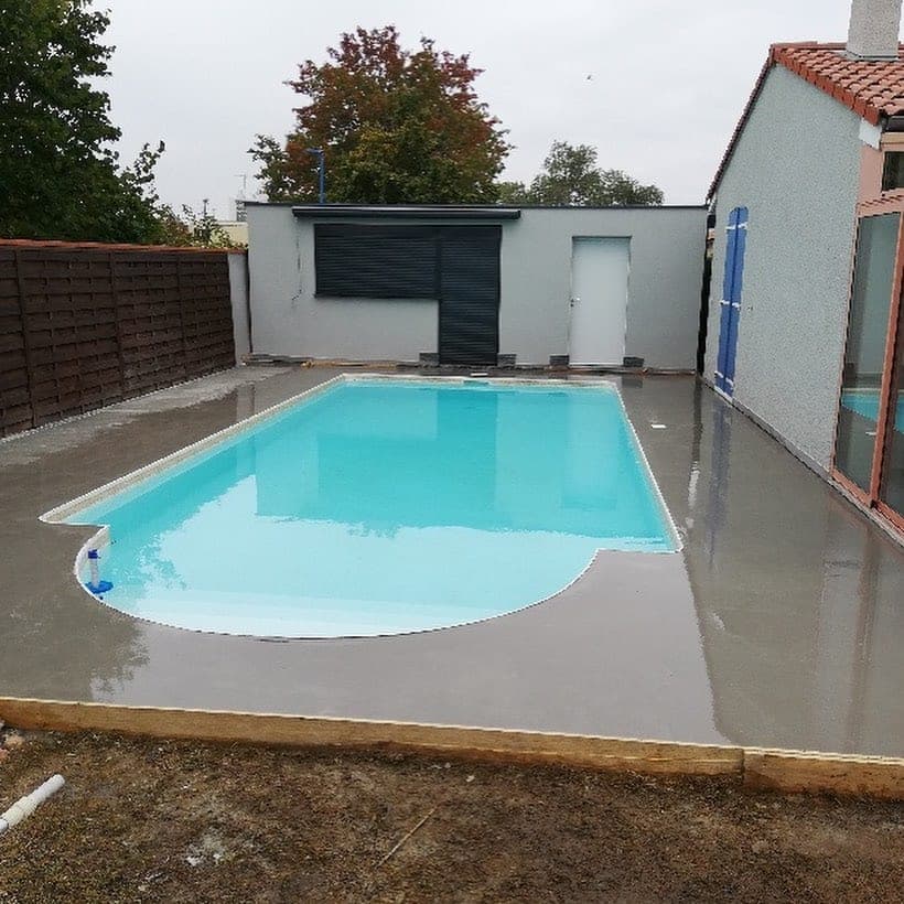 Tour de piscine en moquette de pierre, avant travaux, à Haute-Garonne