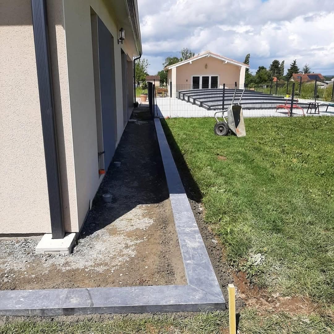 Abords de maison neuve, avant travaux, à Haute-Garonne