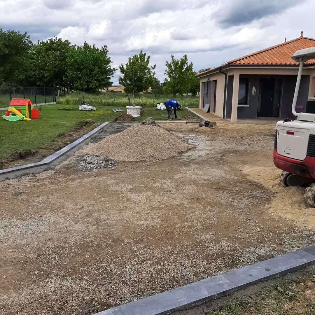 Cour et allée d'accès, avant travaux, à Haute-Garonne