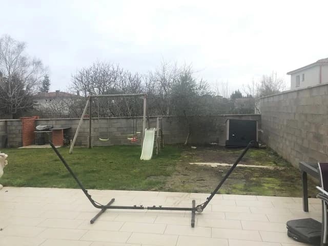 Piscine maçonnée dans un jardin existant, avant travaux, à Pechbonnieu (31)