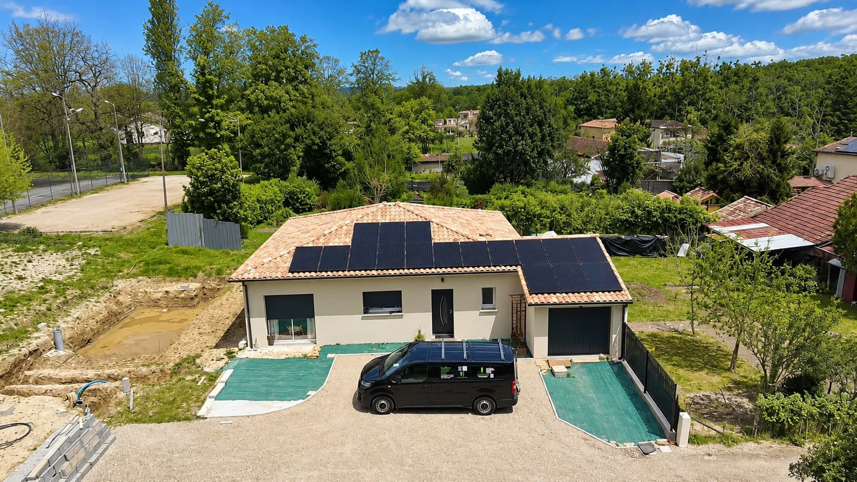 Maison de plain-pied équipée de panneaux photovoltaïques, vue du ciel, camion d'intervention devant le garage