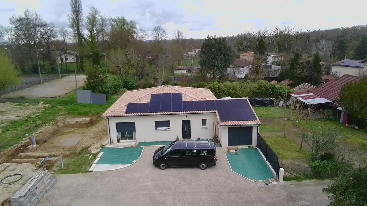 Maison de plain-pied équipée de panneaux photovoltaïques, vue aérienne
