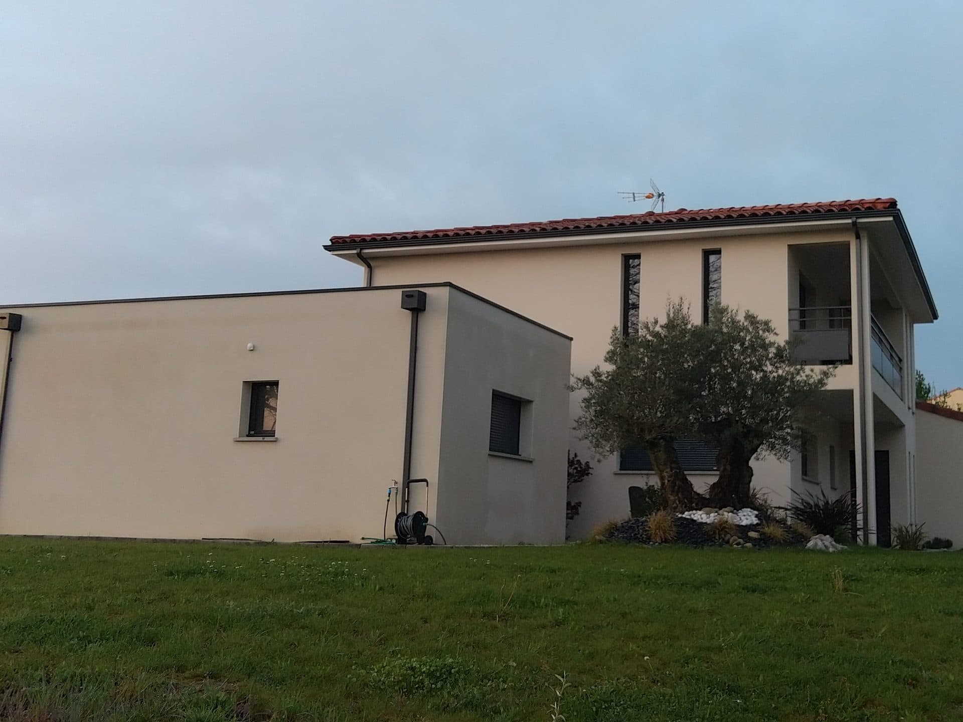 Maison neuve vue du jardin, volume bas accolé au corps principal