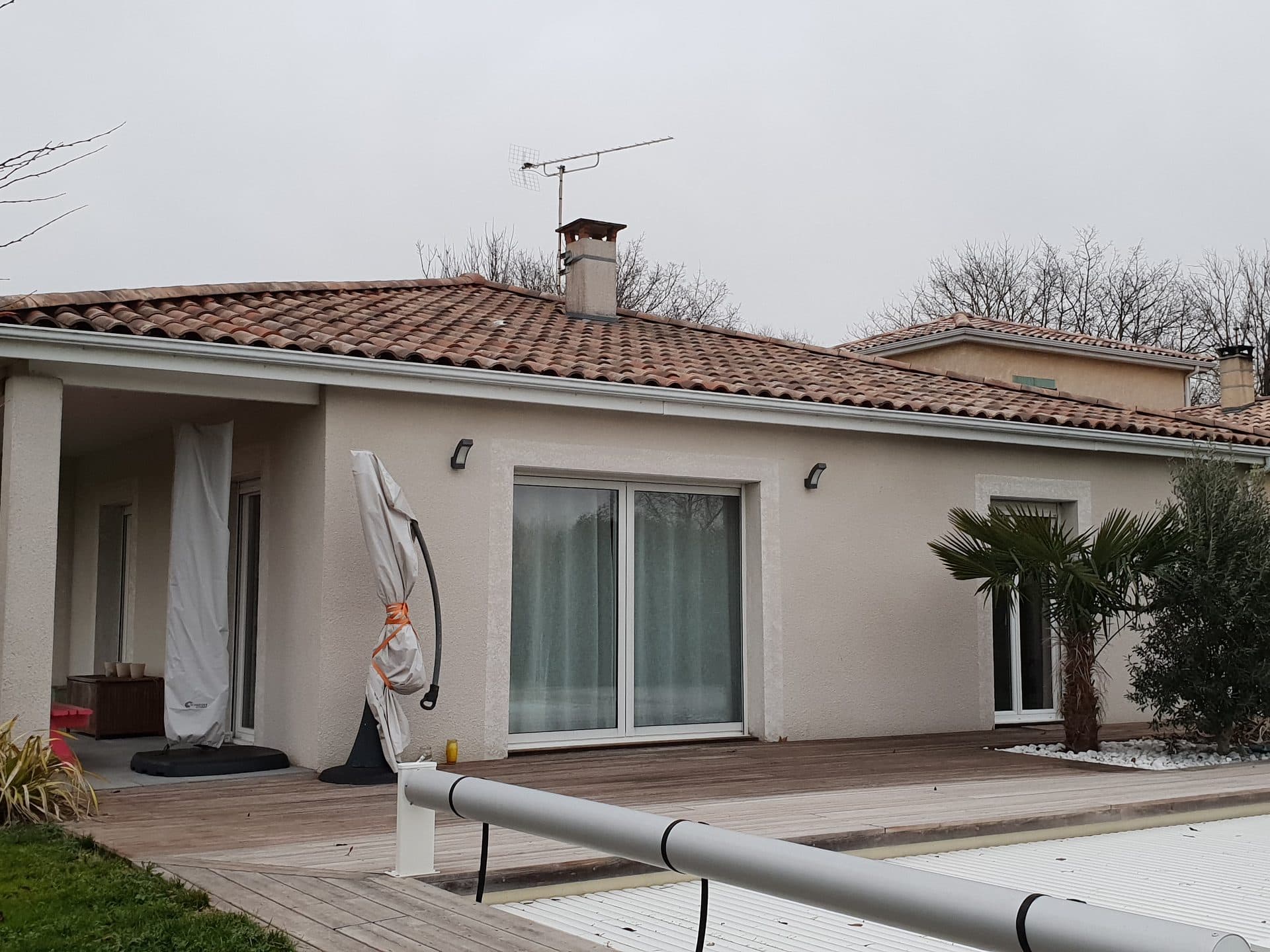 Maison de plain-pied avec sa terrasse en bois et sa piscine, avant travaux