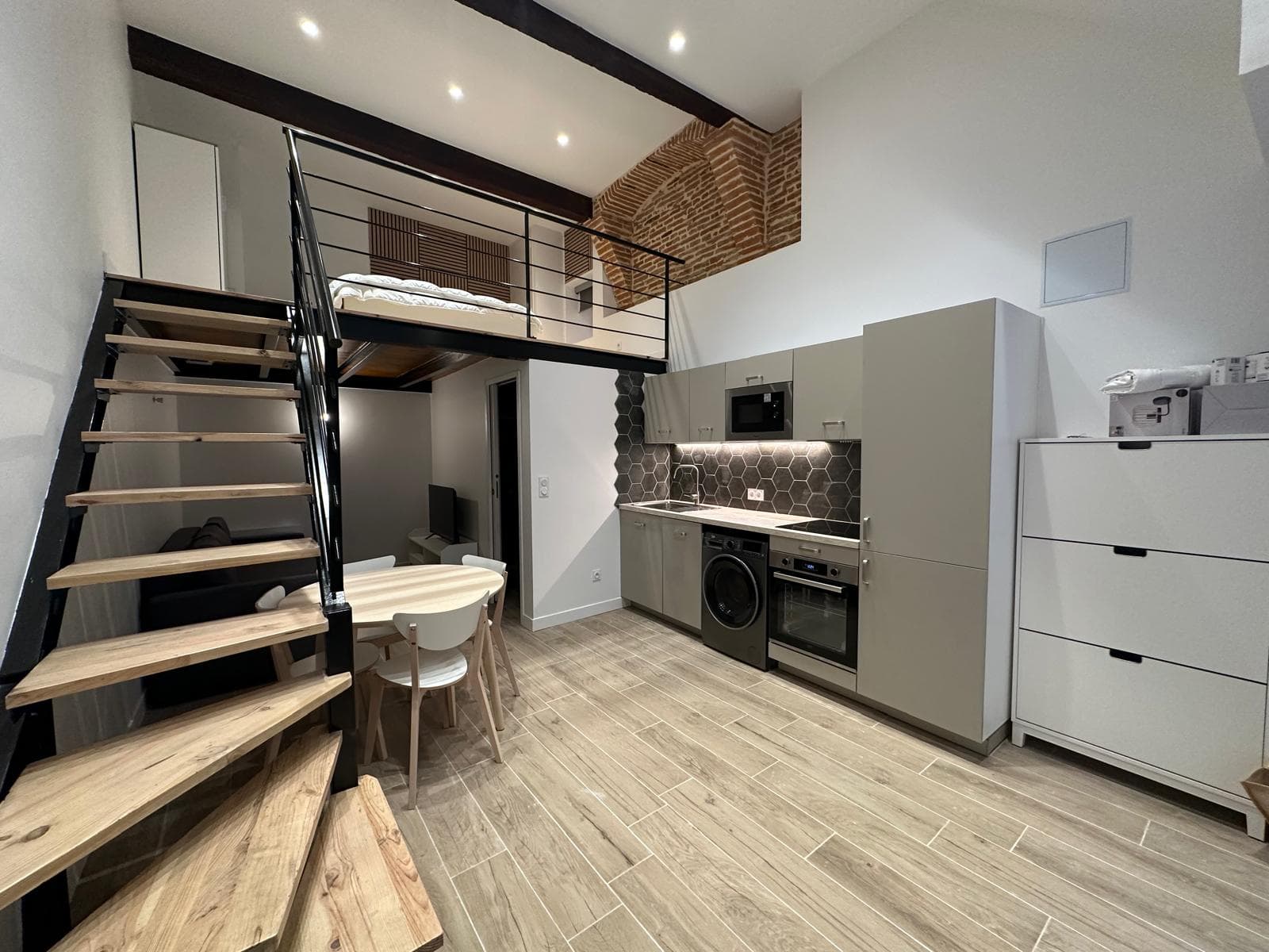 Cuisine ouverte d'un loft rénové avec mezzanine