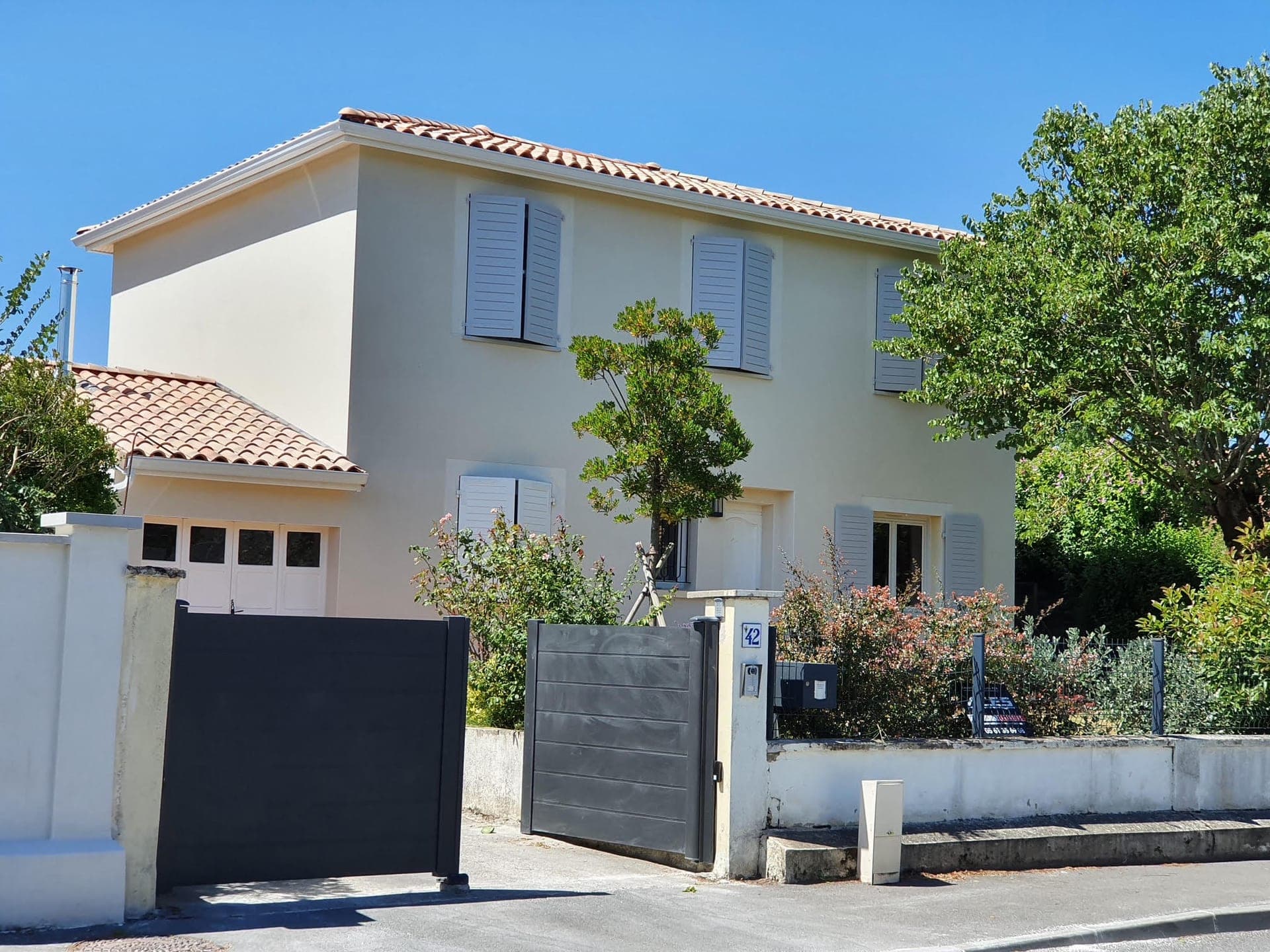 Maison à étage avec portail, réalisée près de Toulouse