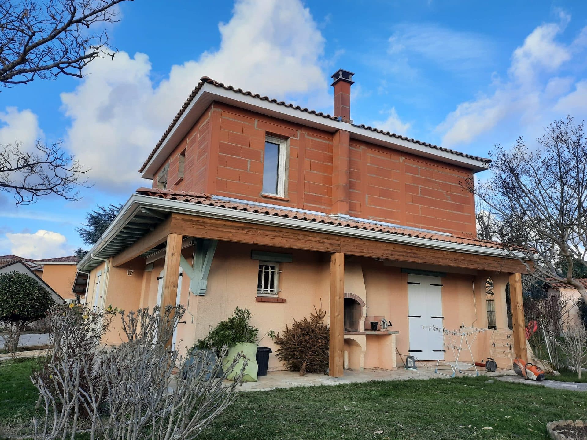 Étage surélevé en brique, toiture refaite au-dessus d'une maison de plain-pied